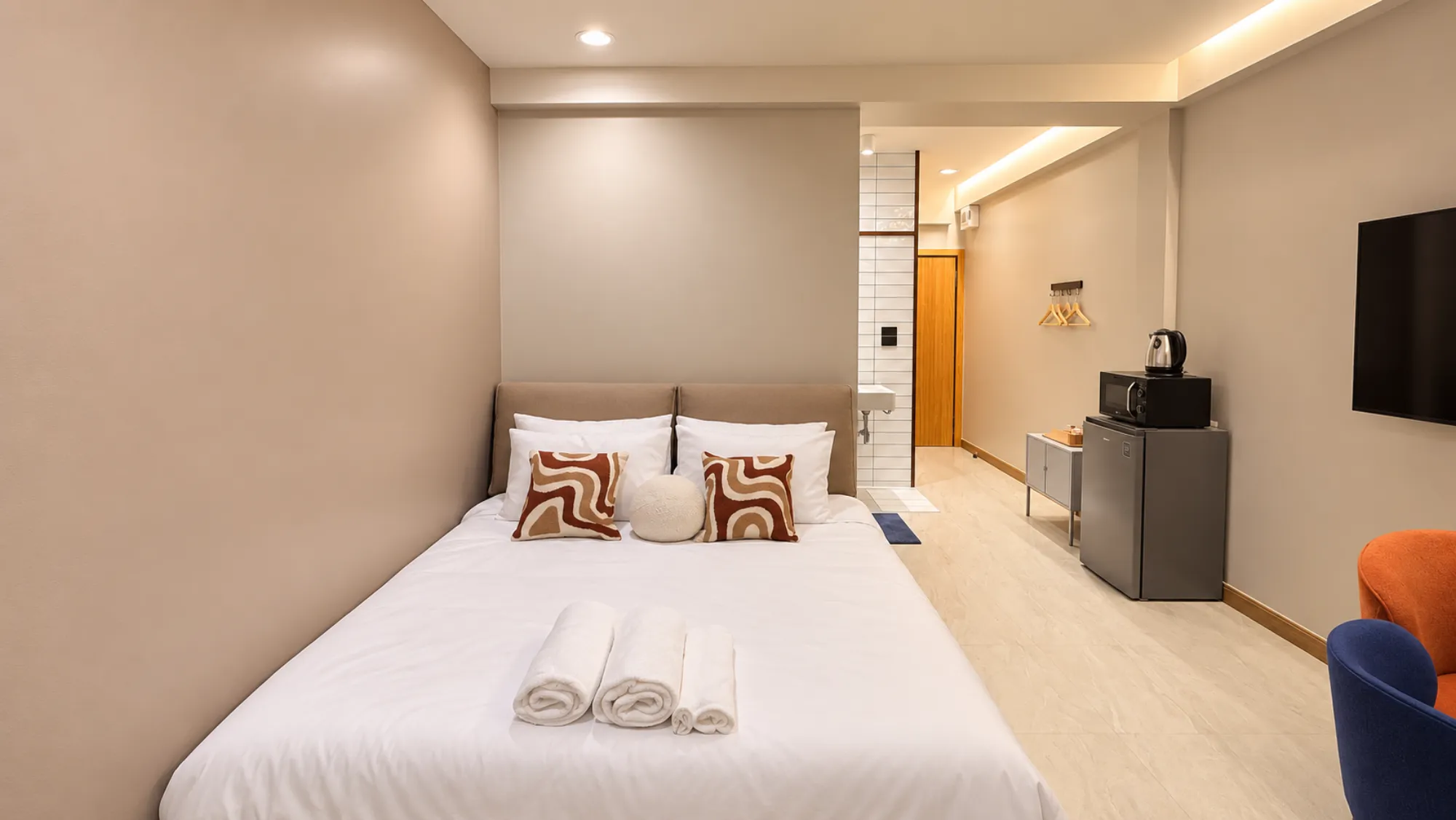 R4 Deluxe Balcony Room at CozyOnTop Ekkamai 42 — photo 2
